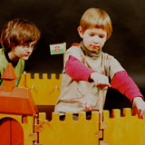 Zwei Kinder spielen mit der Dibo - Ritterburg